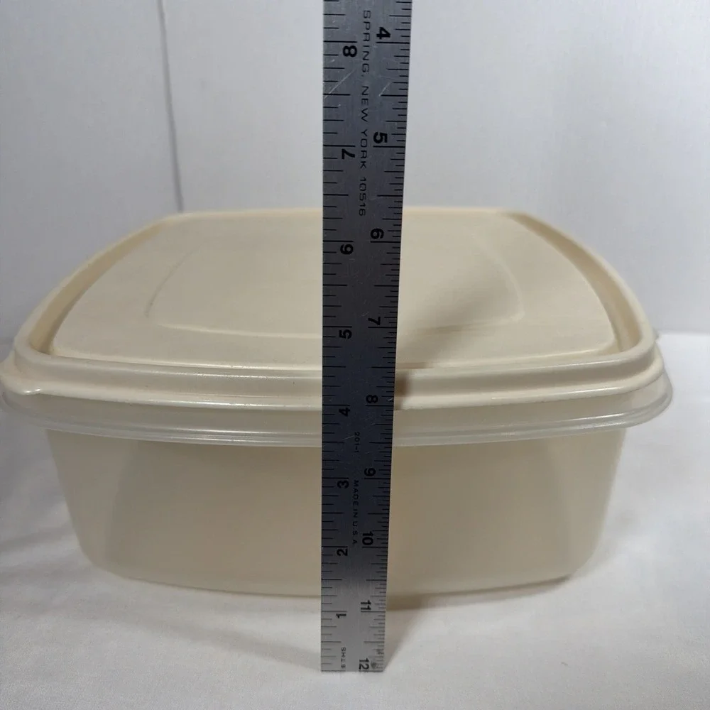 VTG Rubbermaid Servin Saver 19 Cup 4.5L Storage Container Square Almond Lid